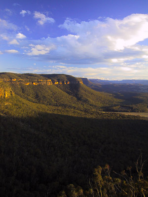 The cliffs of Narrow Neck, and the Megalong Valley, from Tuckers Lookout at Medlow Bath